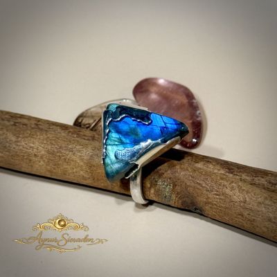 Handgemaakte zilveren ring met labradoriet – Zeeblauw | Aynur Sieraden