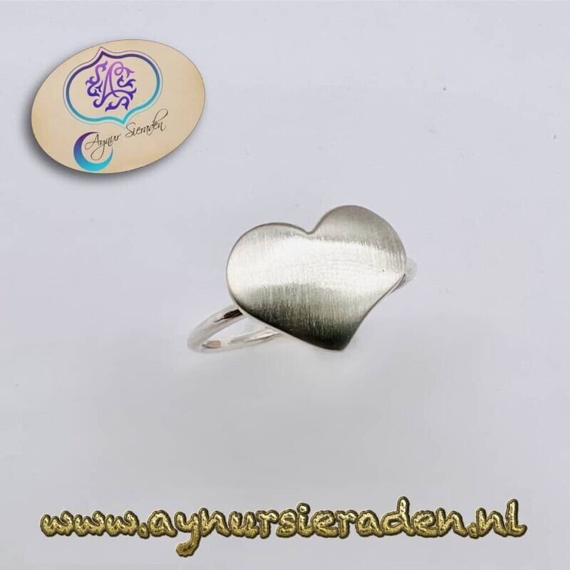 Hartje zilveren meisjesring met matte afwerking – handgemaakt door Aynur Sieraden