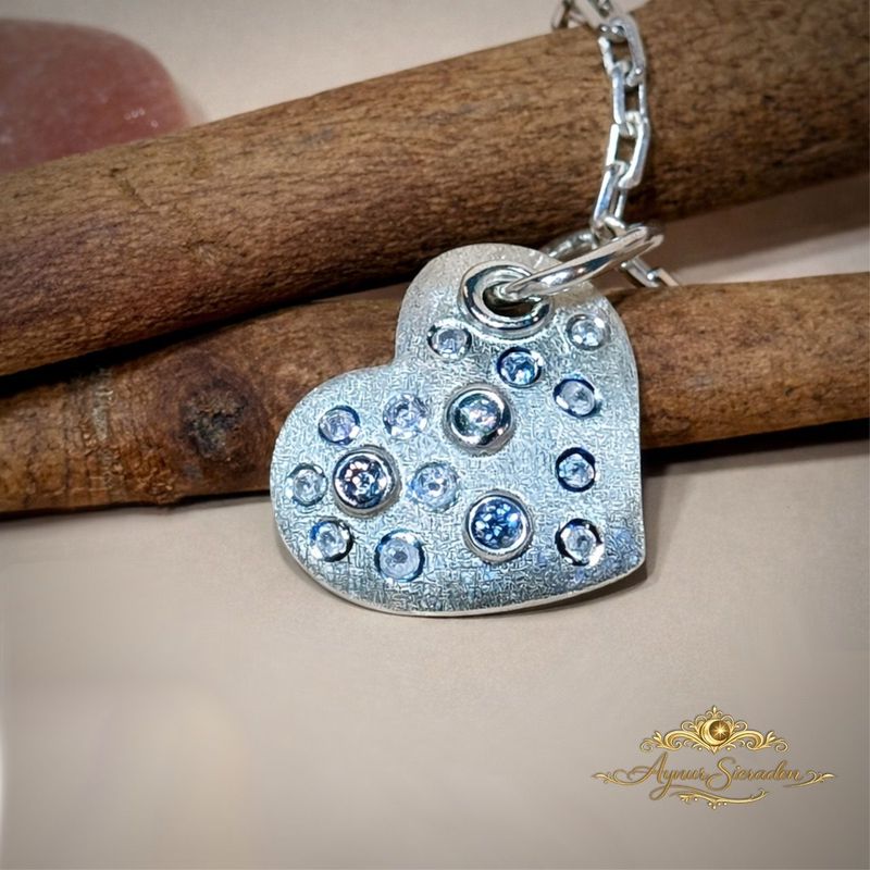 Zilveren hart hanger met zirkonia’s Zilveren hart hanger van 925 sterling zilver met fonkelende zirkonia’s – handgemaakt sieraad