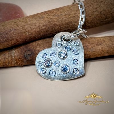 Zilveren hart hanger van 925 sterling zilver met fonkelende zirkonia’s – handgemaakt sieraad