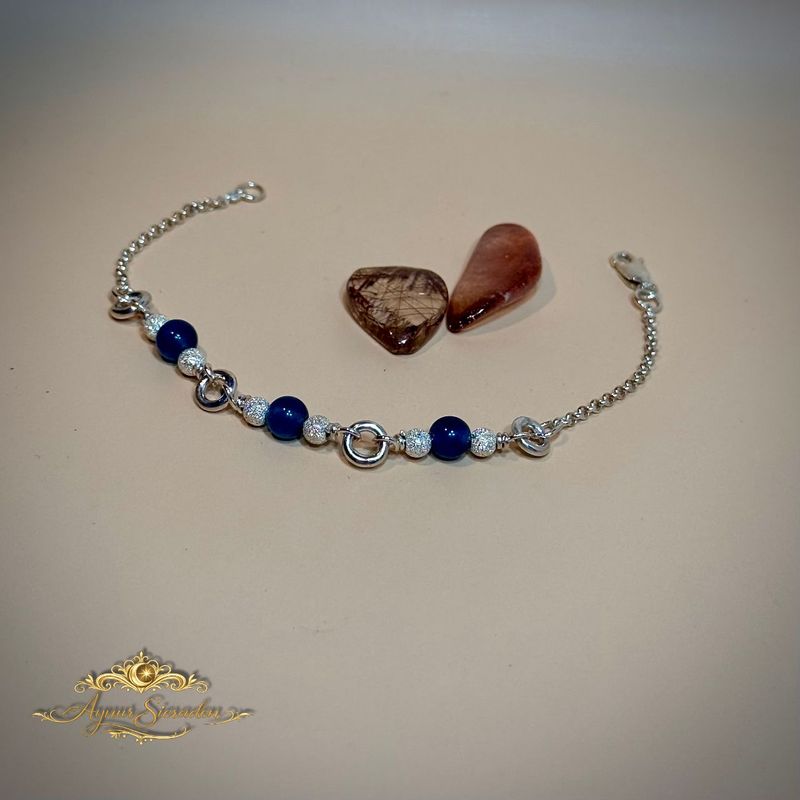 Handgemaakte zilveren armband met blauwe fluoriet kralen – Aynur Sieraden