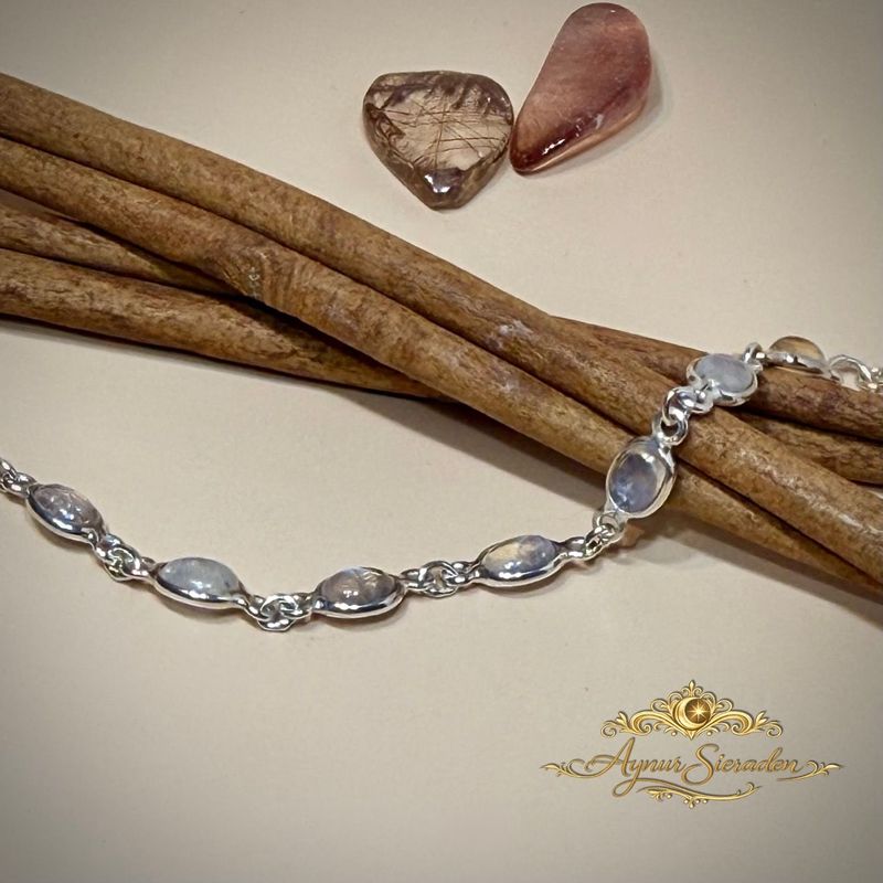 Handgemaakte zilveren armband met maanstenen op schelp – Aynur Sieraden