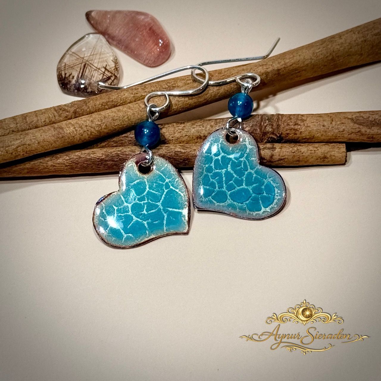 Klein Hart met Fluoriet – geëmailleerde oorbellen Klein Hart met Fluoriet – handgemaakte geëmailleerde oorbellen van koper en zilver door de Aynur Sieraden