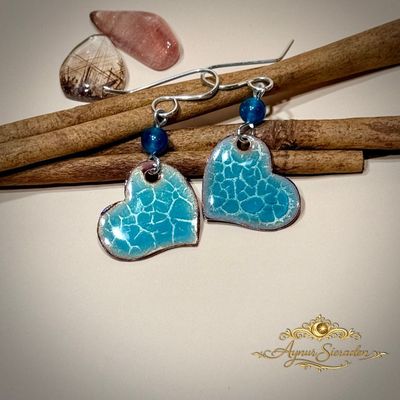 Klein Hart met Fluoriet – geëmailleerde oorbellen Klein Hart met Fluoriet – handgemaakte geëmailleerde oorbellen van koper en zilver door de Aynur Sieraden