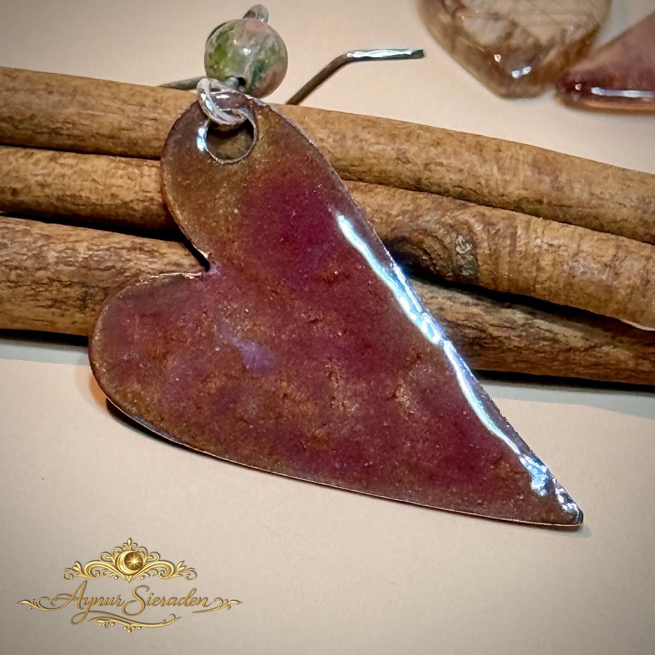 Handgemaakte geëmailleerde hartvormige oorbellen met unakiet steen van Aynur Sieraden
