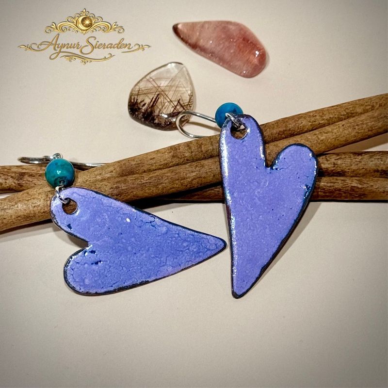 Hart van Chrysocolla – geëmailleerde oorbellen Hart van Chrysocolla – handgemaakte geëmailleerde oorbellen met chrysocolla – Aynur Sieraden
