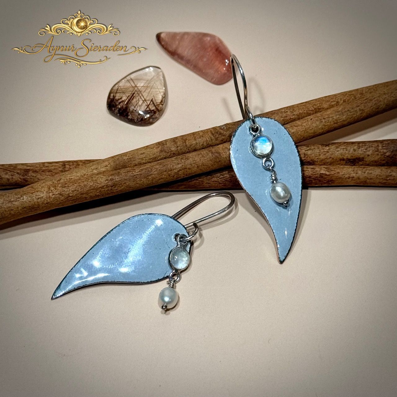 Geheimzinnige Bladeren – lichtgrijs emaille oorbellen met maansteen en zoetwaterparel Handgemaakte lichtgrijze emaille oorbellen Geheimzinnige Bladeren met maansteen en zoetwaterparel – Aynur Sieraden