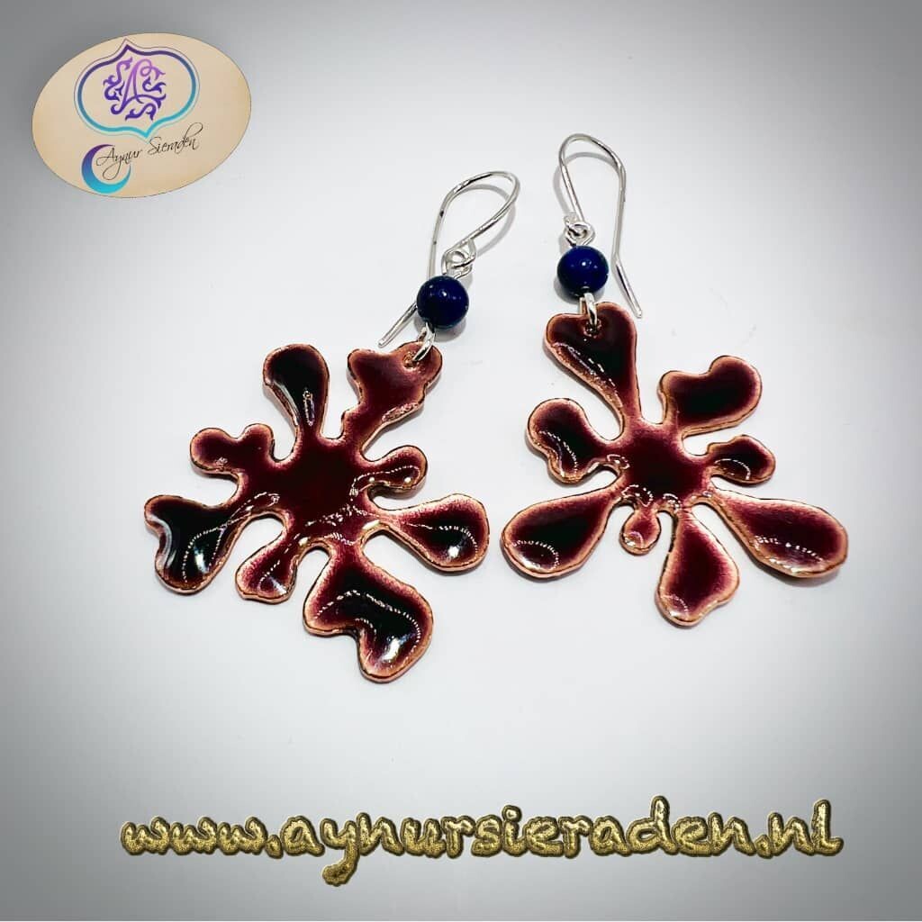 Handgemaakte bordeaux emaille oorbellen Paint Splash van koper met zilveren oorhaakjes – Aynur Sieraden