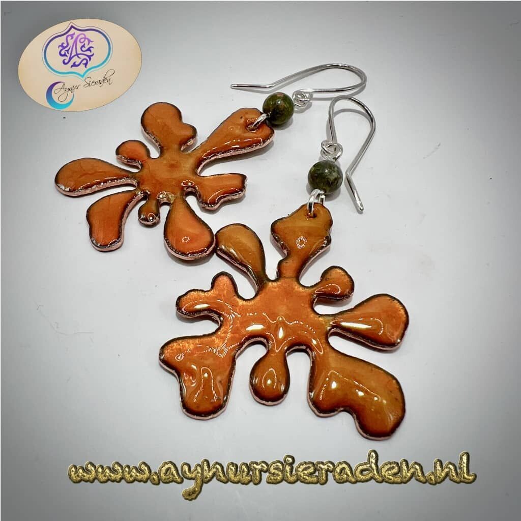 Handgemaakte oranje emaille oorbellen Paint Splash van koper met zilveren oorhaakjes – Aynur Sieraden