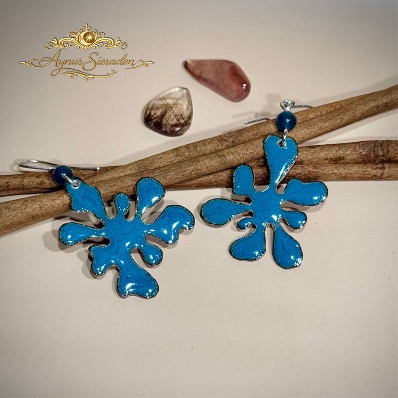 Paint Splash – Blauw, emaille oorbellen Handgemaakte blauwe emaille oorbellen Paint Splash van koper met zilveren oorhaakjes – Aynur Sieraden