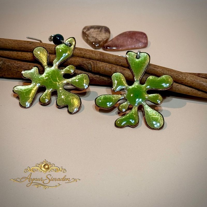 Paint Splash – Olijfgroen, emaille oorbellen Handgemaakte olijfgroene emaille oorbellen Paint Splash van koper met zilveren oorhaakjes – Aynur Sieraden