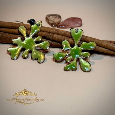 Handgemaakte olijfgroene emaille oorbellen Paint Splash van koper met zilveren oorhaakjes – Aynur Sieraden