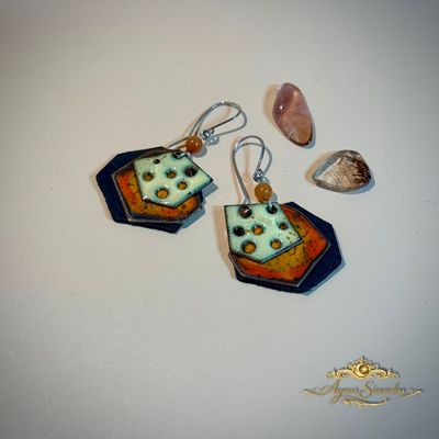 Handgemaakte gele emaille oorbellen Frequency met edelsteenparel – Aynur Sieraden