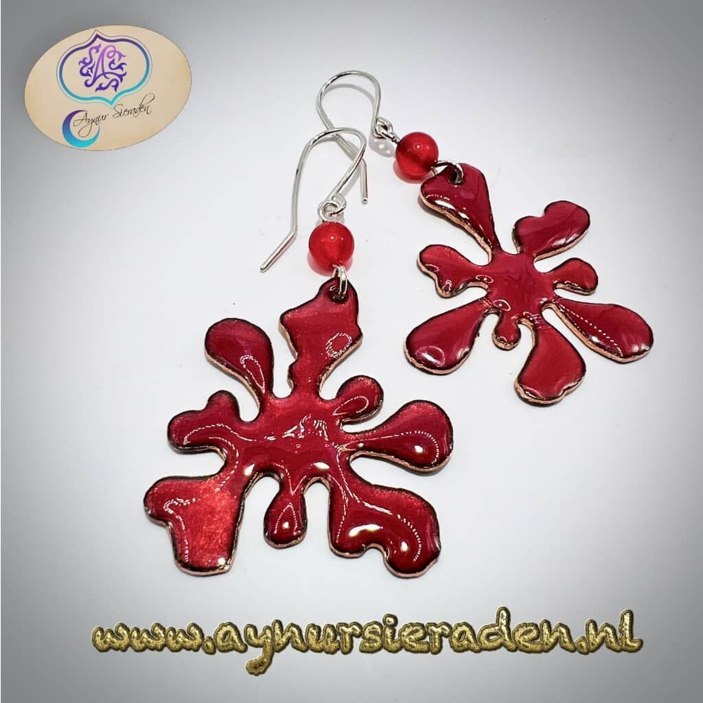 Handgemaakte rode emaille oorbellen Paint Splash van koper met zilveren oorhaakjes – Aynur Sieraden