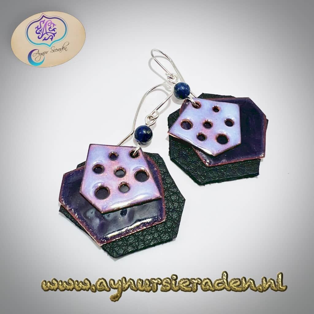 Handgemaakte paarse emaille oorbellen Frequency met edelsteenparel – Aynur Sieraden