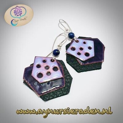 Handgemaakte paarse emaille oorbellen Frequency met edelsteenparel – Aynur Sieraden