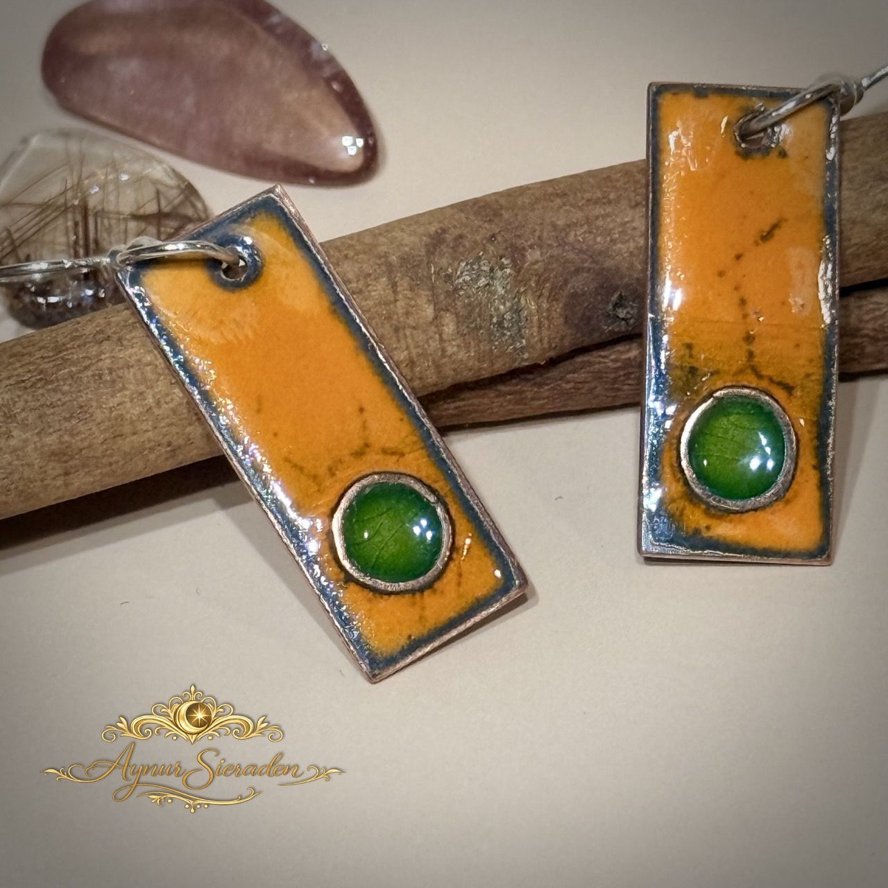 Amber Green – Geëmailleerde Oorbellen Handgemaakte emaille oorbellen Amber Green van koper met zilveren oorhaakjes – Aynur Sieraden