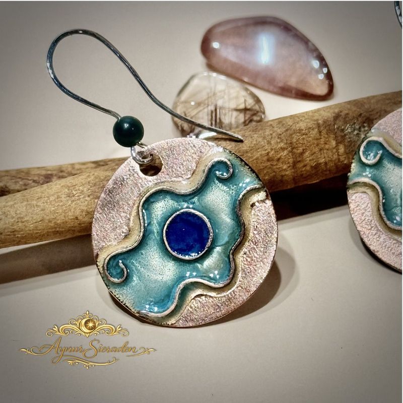 Blauwe Rivier – Geëmailleerde Oorbellen Handgemaakte emaille oorbellen Blauwe Rivier van koper met zilveren oorhaakjes – Aynur Sieraden