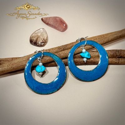 Turkoois Balance – Geëmailleerde Oorbellen Handgemaakte emaille oorbellen Turkoois Balance van koper met zilveren oorhaakjes – Aynur Sieraden