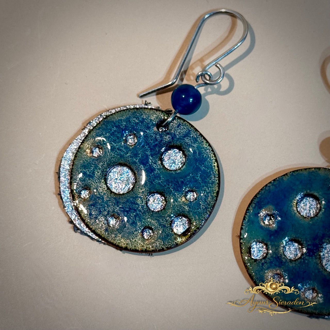 Zilver & Blauw – emaille oorbellen met fluoriet Handgemaakte emaille oorbellen Zilver & Blauw met fluoriet en zilveren oorhaakjes