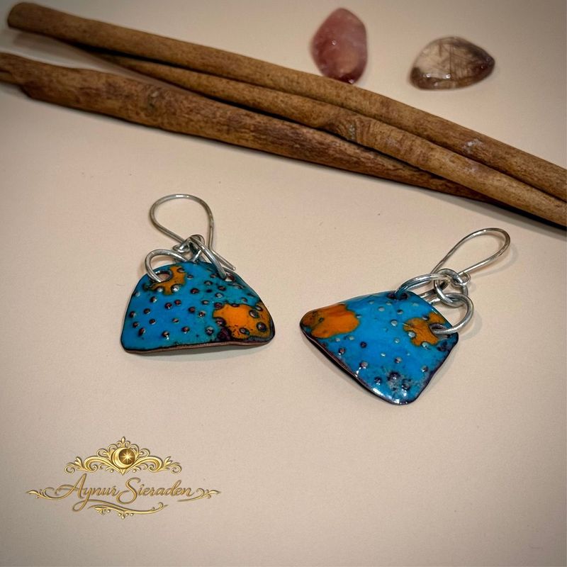 Azur & Ember – emaille oorbellen met zilveren oorhaakjes Handgemaakte emaille oorbellen Azur & Ember in blauw en oranje, koper en 925 zilver