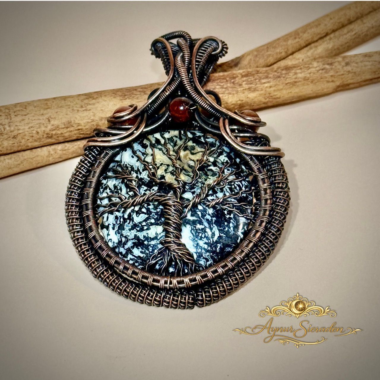 Levensboom hanger – met palm root stone Handgemaakte levensboom hanger met palm root stone in koper