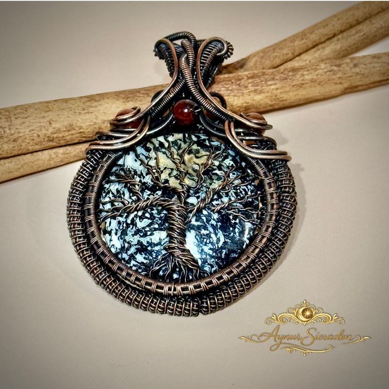 Handgemaakte levensboom hanger met palm root stone in koper