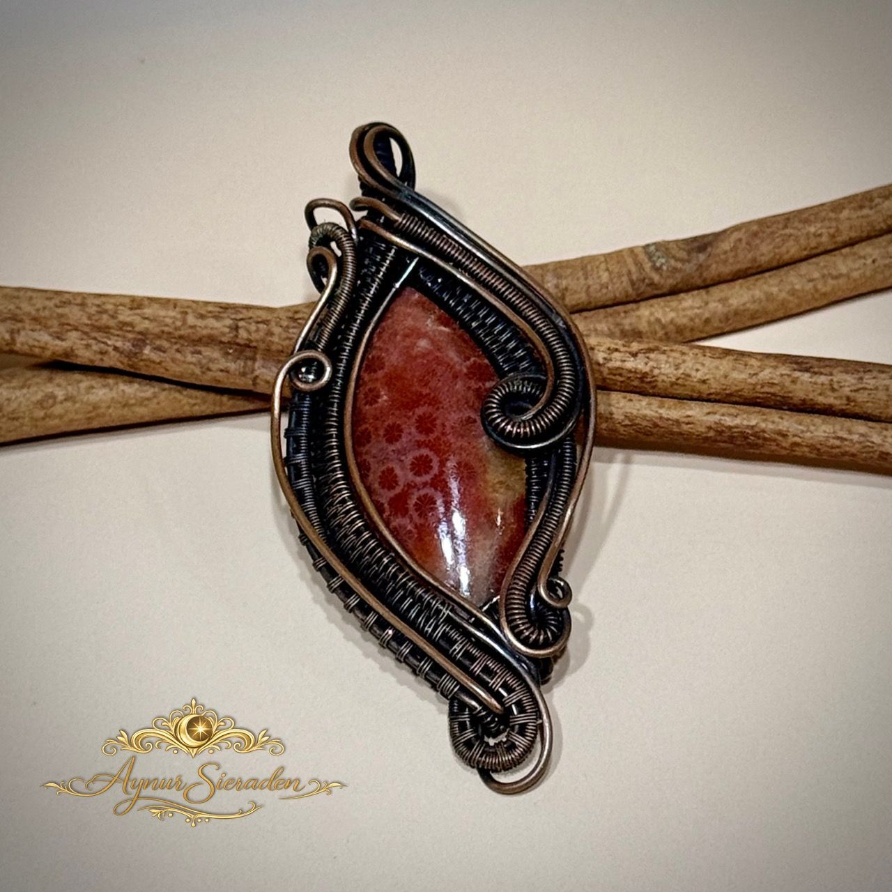 Handgemaakte hanger met fossiel koraal in koper