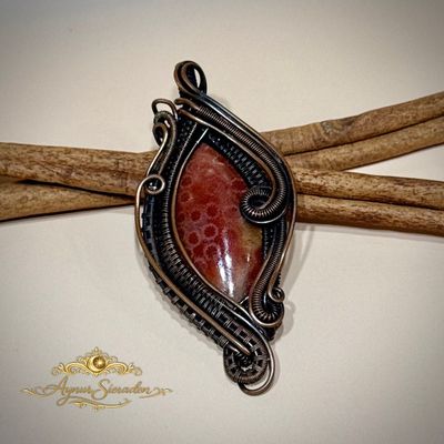 Unieke wire-wrapped hanger met fossiel koraal Handgemaakte hanger met fossiel koraal in koper