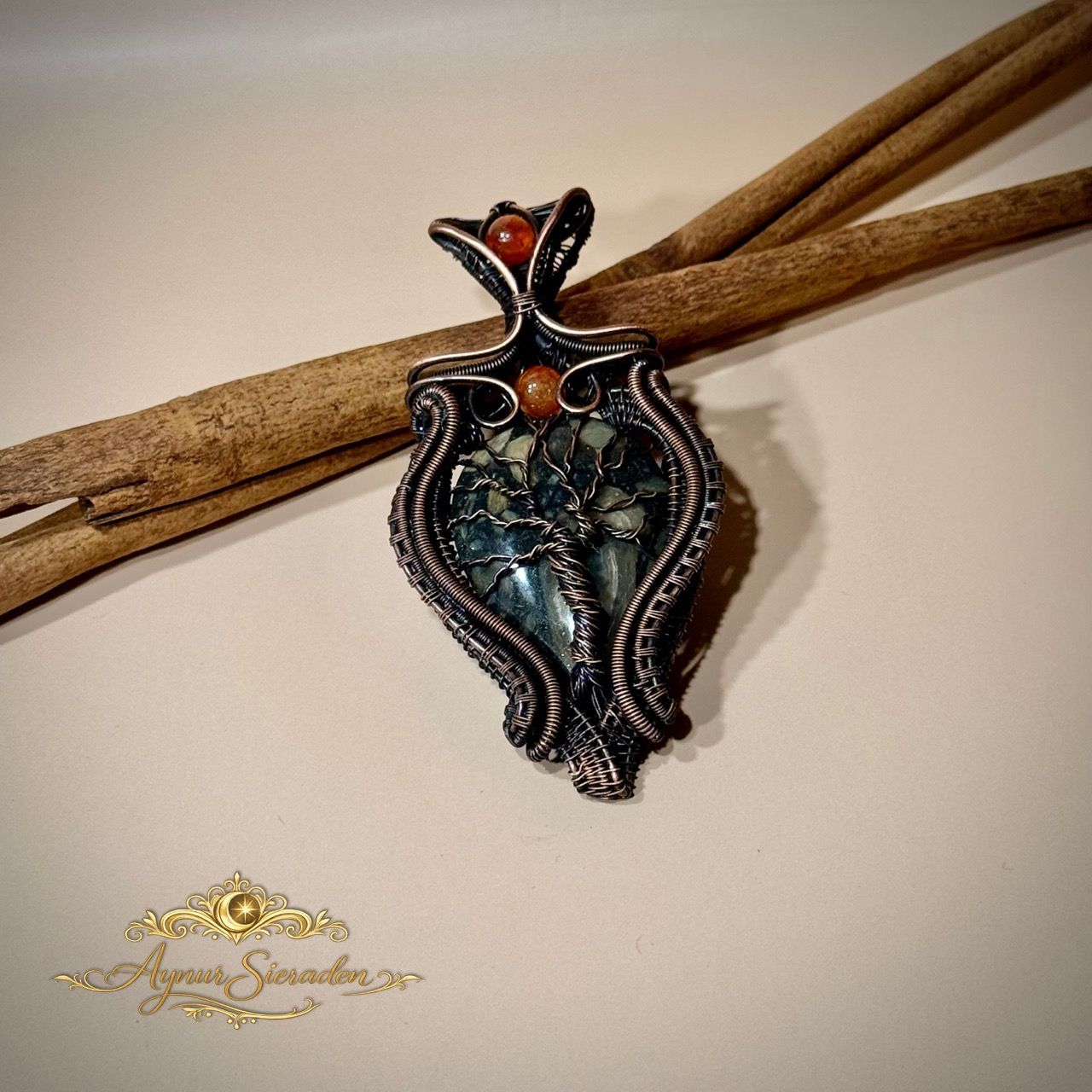 Levensboom hanger – met palm root stone Handgemaakte levensboom hanger met palm root stone in koper