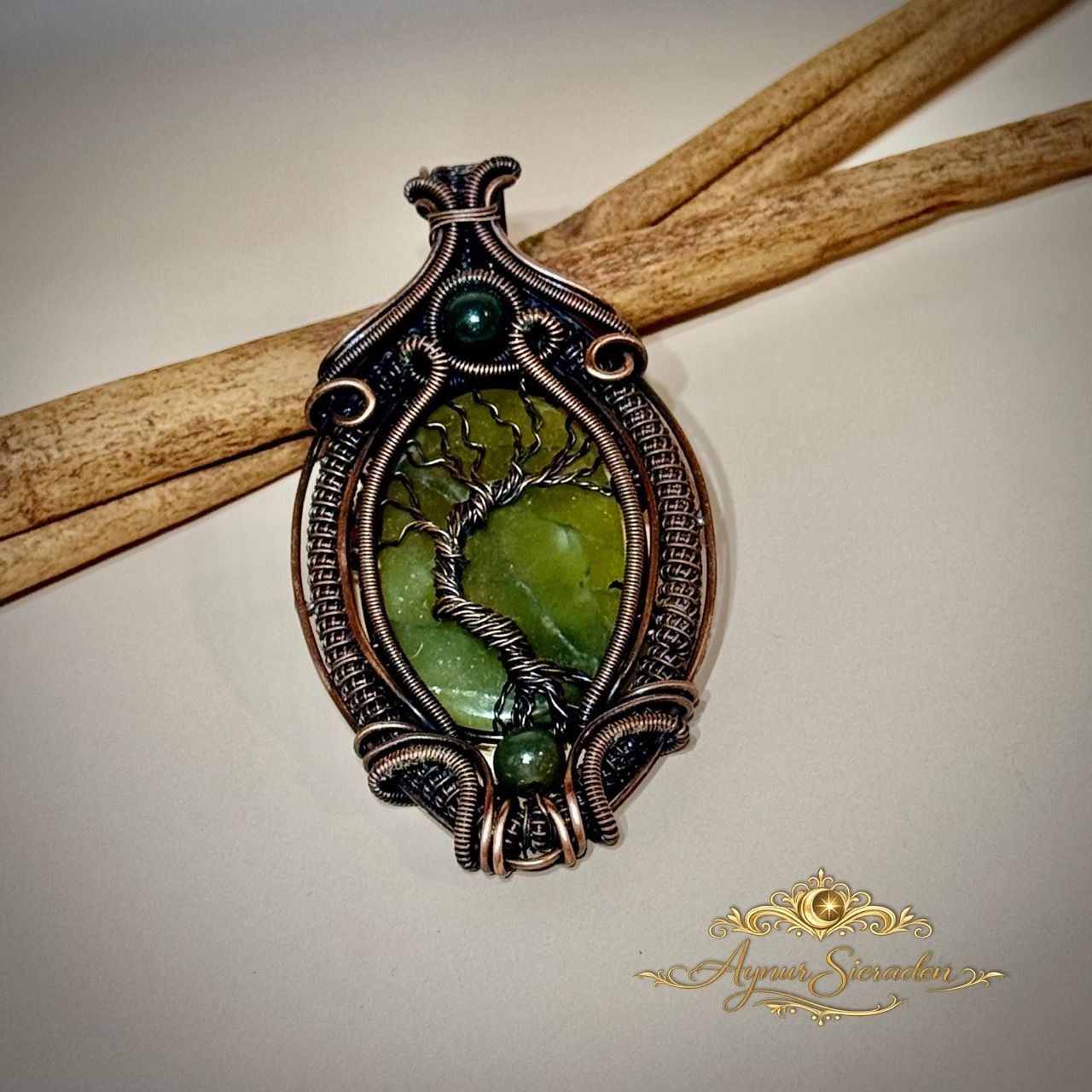 Levensboom hanger – met jade Handgemaakte levensboom hanger met lichtgroene jade steen in koper