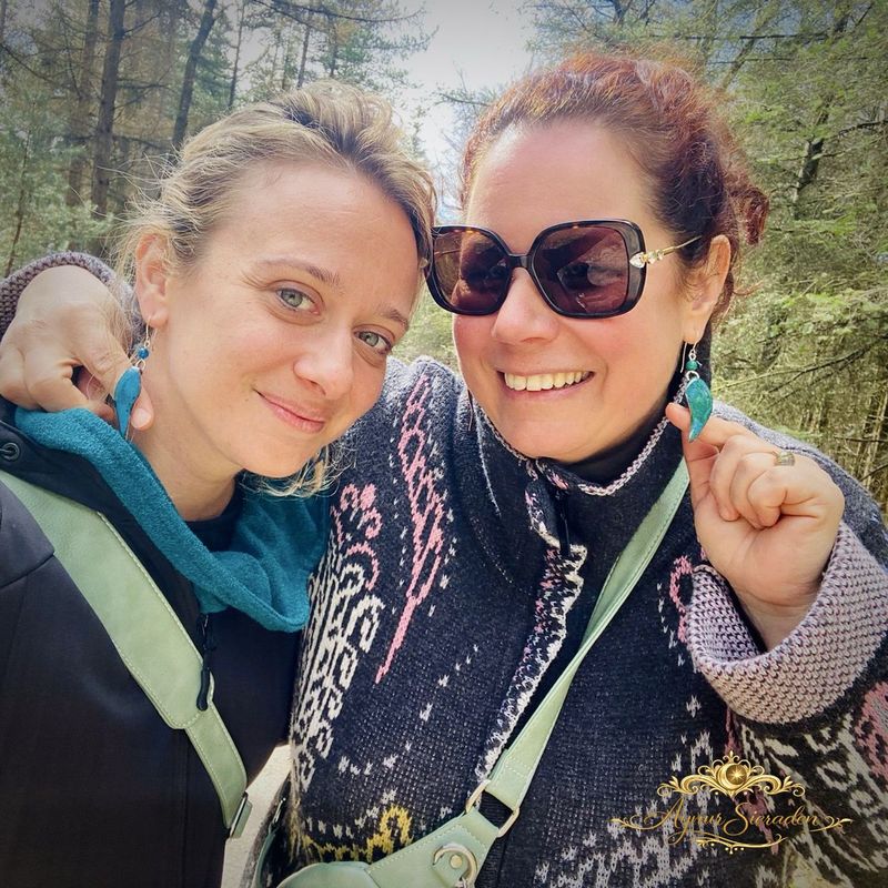 Handgemaakte geëmailleerde oorbellen gedragen door twee vrouwen – unieke vriendinnen oorbellen van Aynur Sieraden
