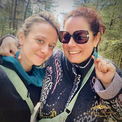 “Voor altijd vriendinnen” – geëmailleerde oorbellen met edelstenen Handgemaakte geëmailleerde oorbellen gedragen door twee vrouwen – unieke vriendinnen oorbellen van Aynur Sieraden