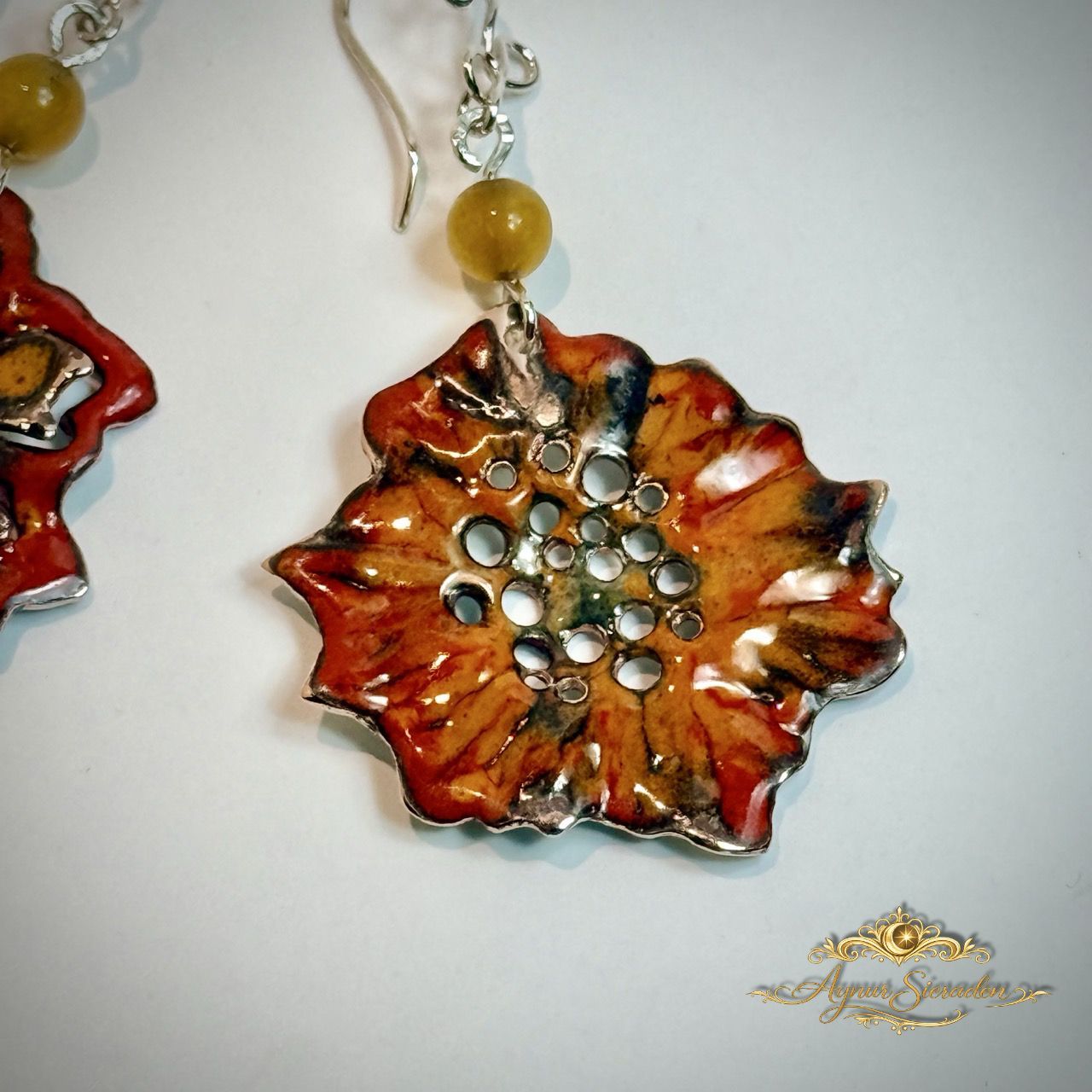 Vuurlelie oorbellen Detail van handgemaakte emaille vuurlelie oorbel met bloed carneool en zilver