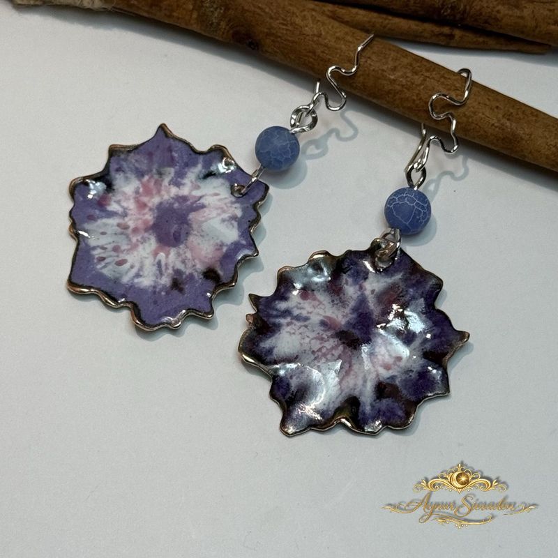 Handgemaakte oorbellen "Lilla emlékei" met paarse emaille bloemen op koper, zilveren oorhaakjes en blauwe crackle agaat – uni