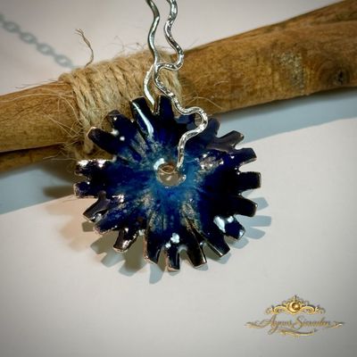 Handgemaakte geëmailleerde hanger “Korenbloem” in diepe blauwe tinten met zilveren ophanging – Aynur Sieraden