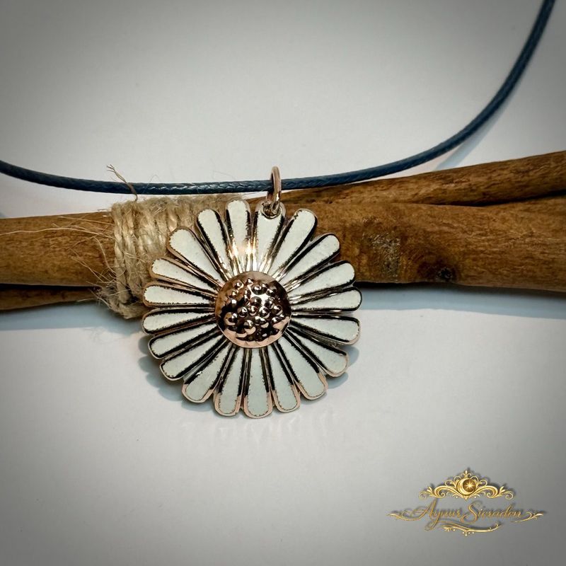 Handgemaakte Margaretta hanger van koper en emaille – bloemvorm op natuurlijke achtergrond

2️⃣