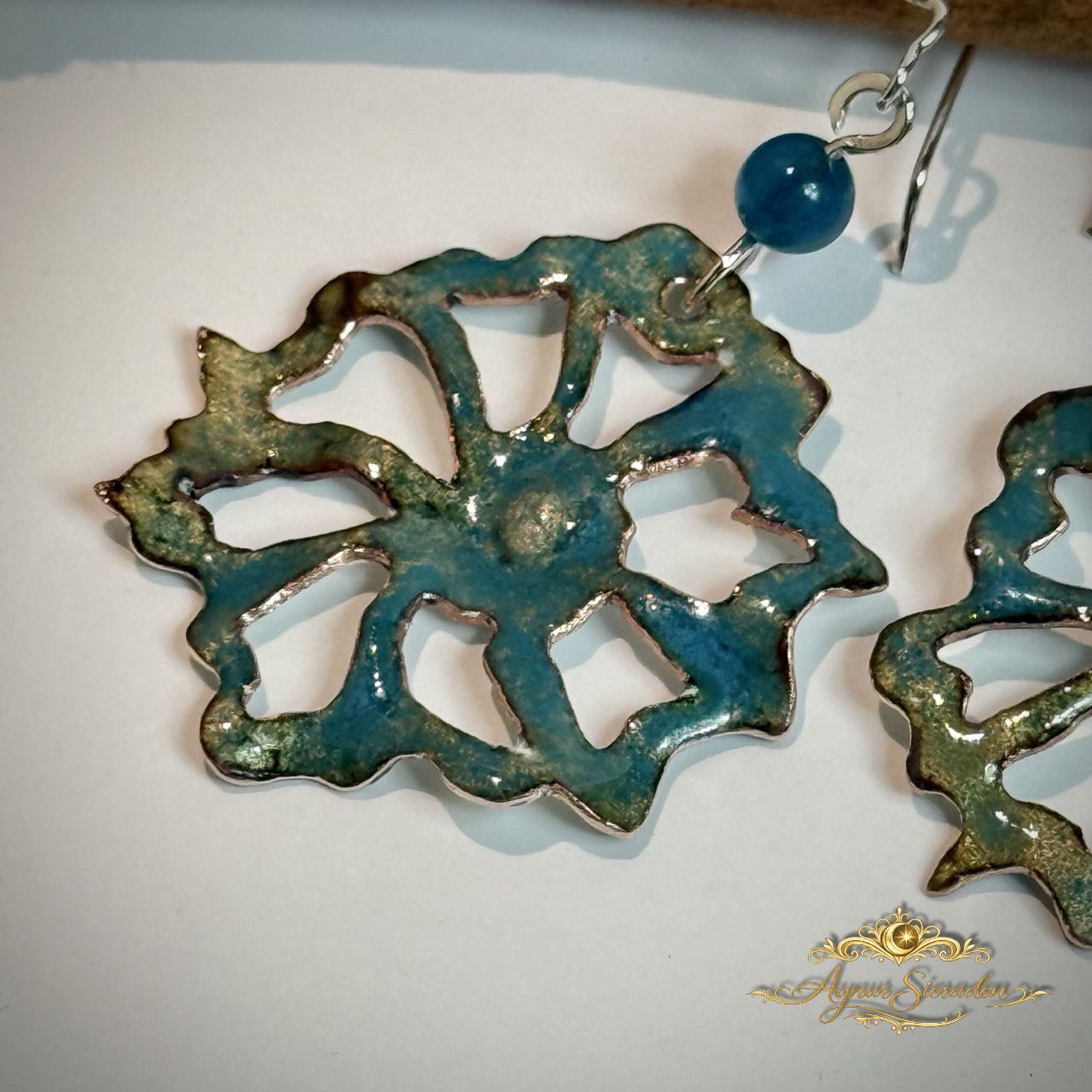 Geëmailleerde oorbellen Zeebloem in blauwgroene tinten – handgemaakt door Aynur Sieraden