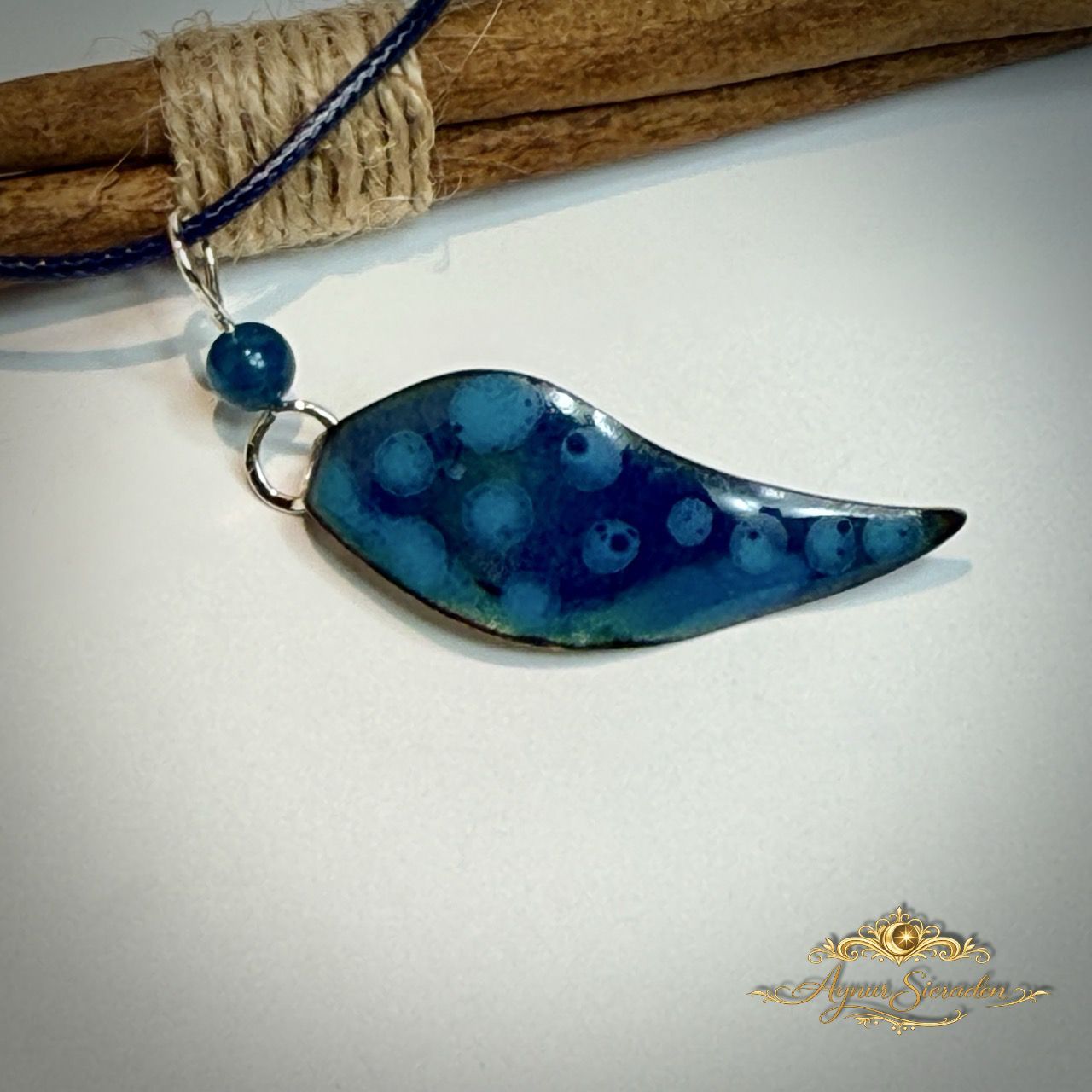 Blauwe blad-emaille hanger met fluoriet handgemaakt – Aynursieraden