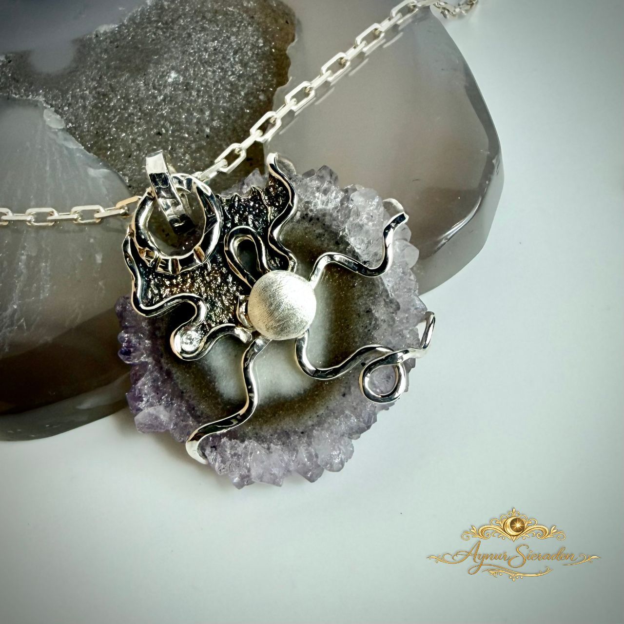 Medusa hanger – handgemaakt zilver met amethist geode aynursieraden handgemaakte medusa hanger zilver met amethist geode close-up detail