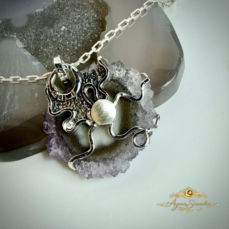 aynursieraden handgemaakte medusa hanger zilver met amethist geode close-up detail
