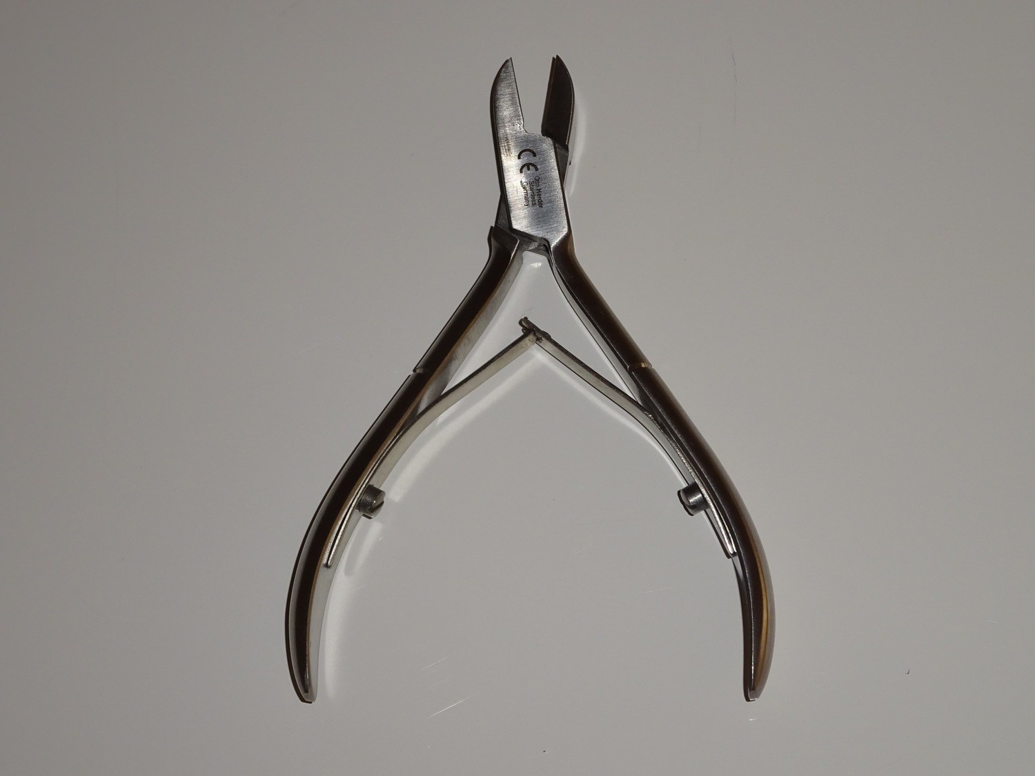 Eckenzange mit Doppelfeder. 10.5 cm