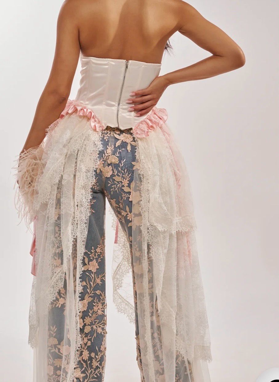 Kenisha 	“The Romantic Reign Corset” ✨