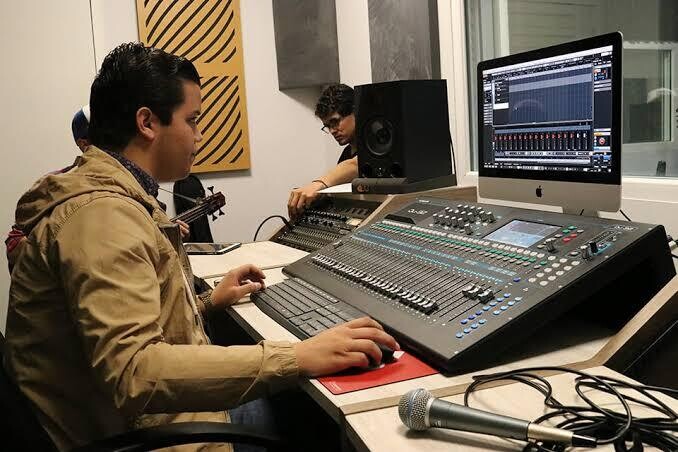 MEZCLA DE VOZ CON PISTA