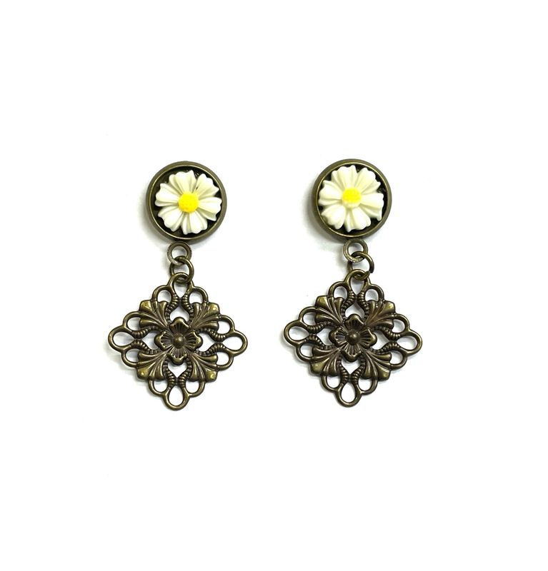 White Daisy &amp; Filigree Boot Loot