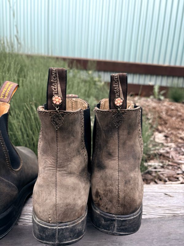 Peach Daisy And Filigree Boot Loot
