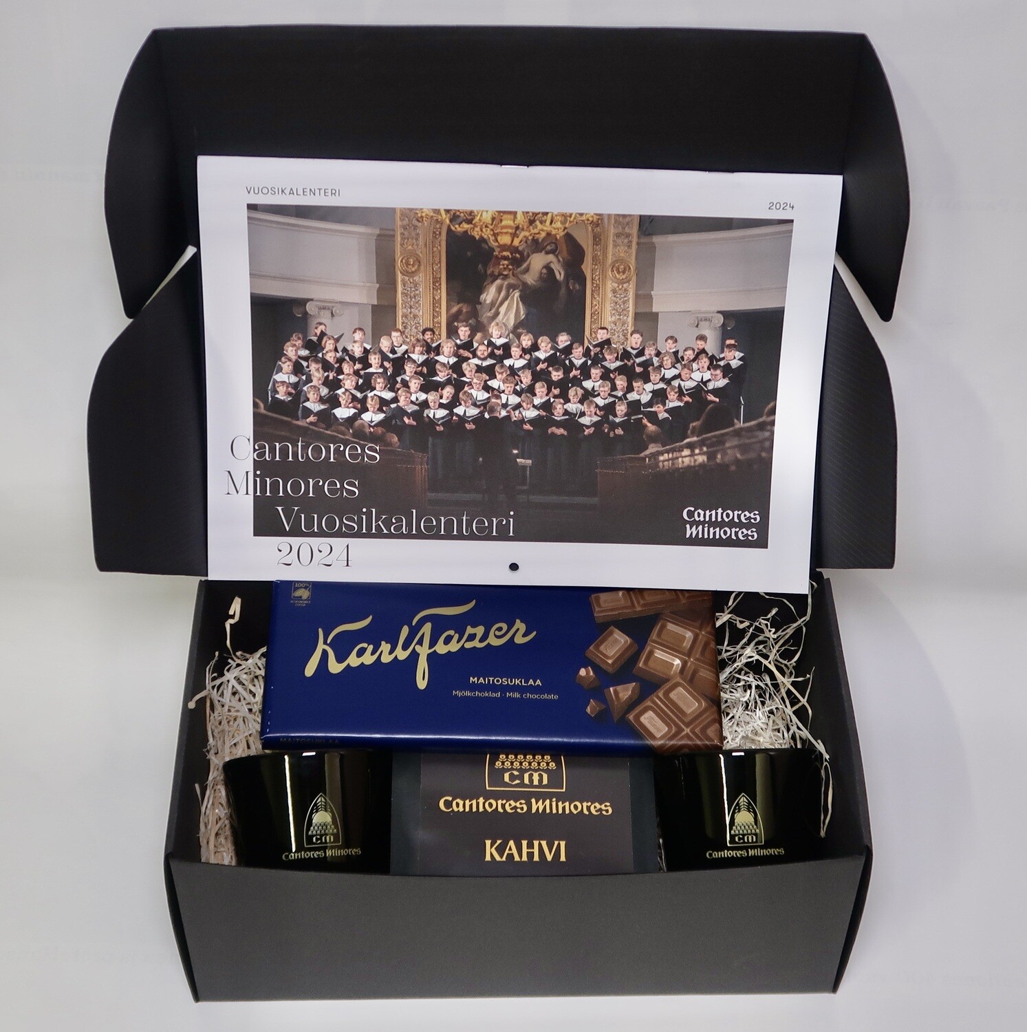 Cantores Minores -lahjapakkaus kahdella CM-mukilla ja -vuosikalenterilla (kts. lisätiedot) Cantores Minores -lahjapakkaus kahdella CM-mukilla ja -vuosikalenterilla (kts. lisätiedot)