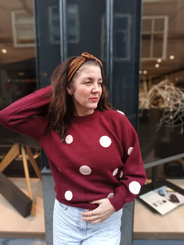 Gimme Polkadots trui in wijnrood Gimme Polkadots trui in wijnrood