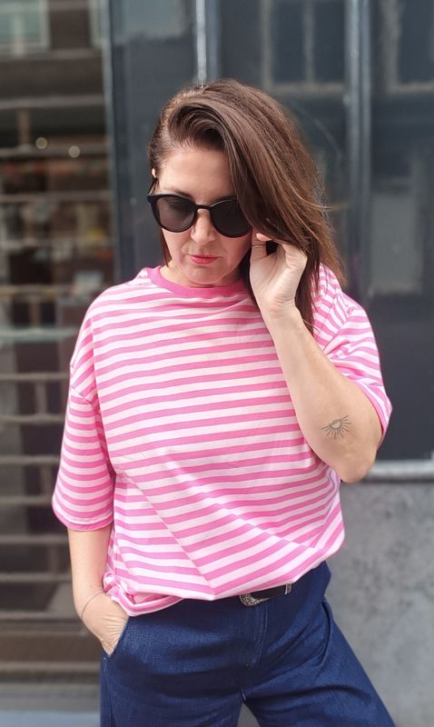 No Brnd Colorful striped t-shirt in roze No Brnd Colorful striped t-shirt in roze