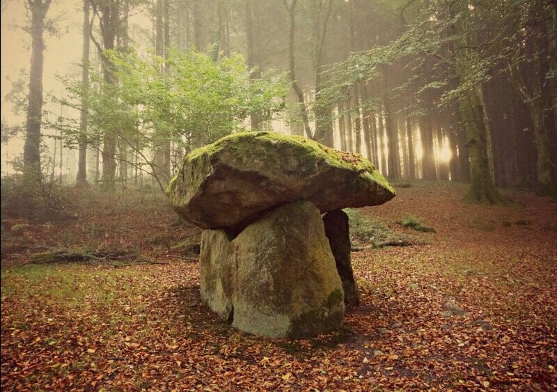 "Gwal y Filiast" ("Lair of the Greyhound Bitch"), Cromlech ger Llanglydwen (Cromlech near Llanglydwen), Sir Gaerfyrddin (Carmarthenshire)